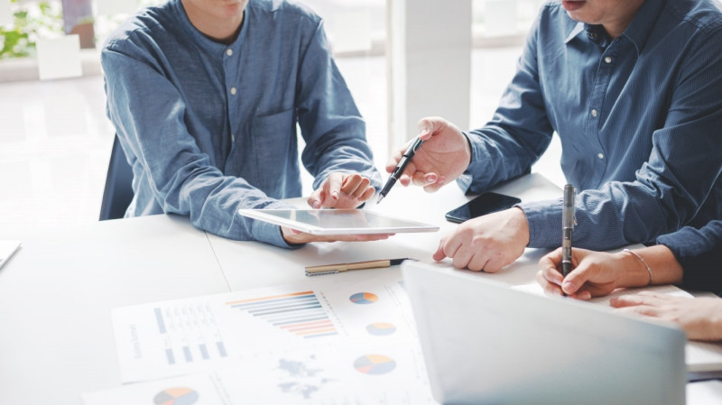 alt text: Hình ảnh minh họa việc mua chứng chỉ quỹ