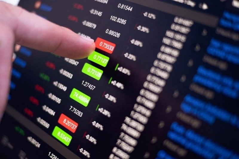 alt text: Nhà đầu tư phân tích dữ liệu chứng khoán