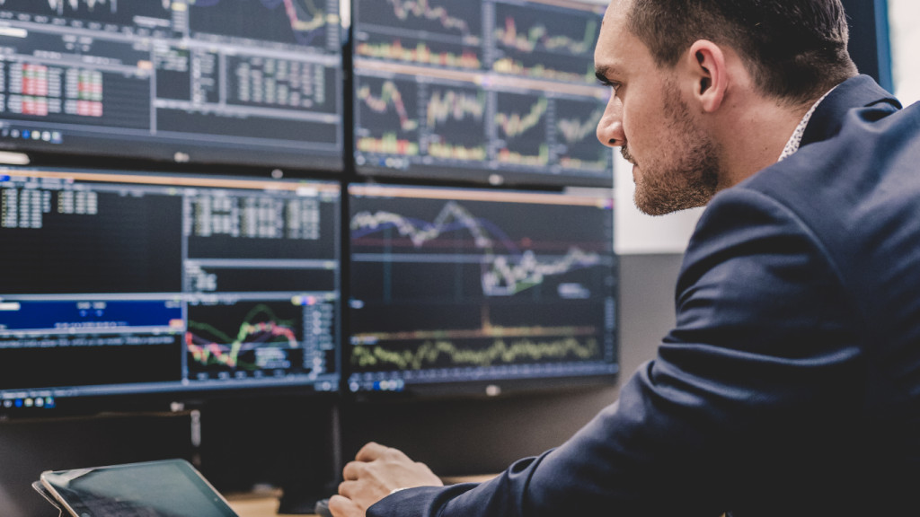 Huấn luyện viên trading đang hướng dẫn học viên
